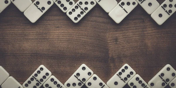 Domino stukken op de houten tafel achtergrond — Stockfoto