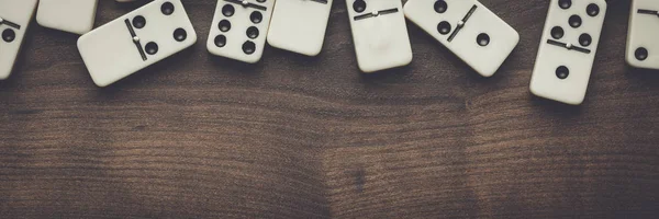 Pièces Domino sur le fond de la table en bois — Photo