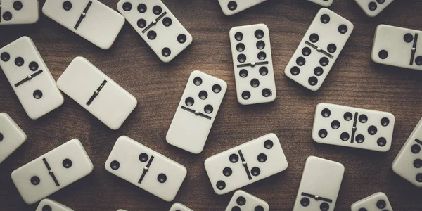 Domino stukken op de houten tafel achtergrond — Stockfoto