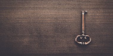 ahşap masa üzerinde eski pirinç anahtarı