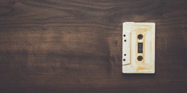 ahşap arka plan üzerinde Retro ses kaseti