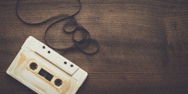 ahşap arka plan üzerinde Retro ses kaseti