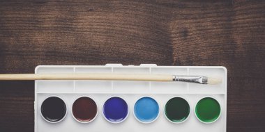 Palet boya ve fırça tablo