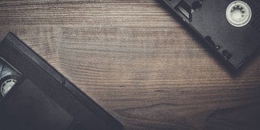 ahşap zemin üzerinde eski retro video kaset