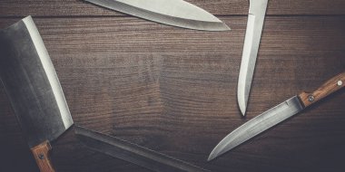 kahverengi ahşap masa arka plan üzerinde mutfak bıçakları