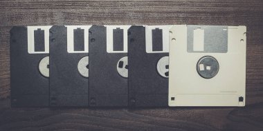 ahşap arka plan'ın Retro disketlerle
