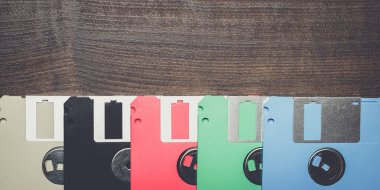 Retro teknoloji kavramı disket üzerinde ahşap arka plan