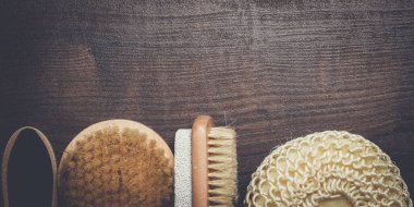 ahşap zemin üzerinde bazı banyo aksesuarları