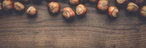 Hazelnoten op bruin houten tafel — Stockfoto