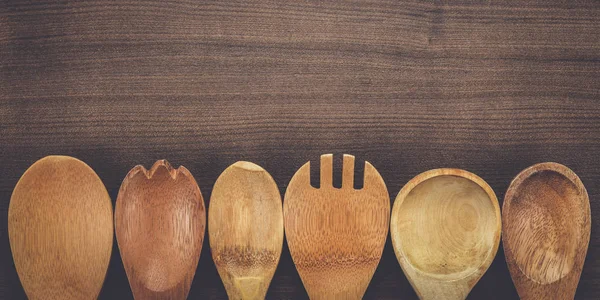Drewniane łyżki na stole niebieski — Zdjęcie stockowe