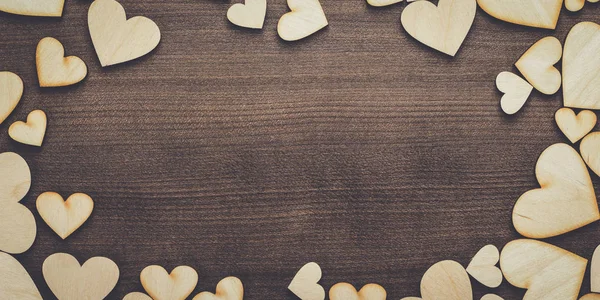 Forme di cuore in legno sul tavolo — Foto Stock