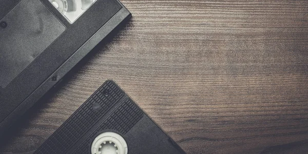 Старая ретро-видео лента на деревянном фоне — стоковое фото