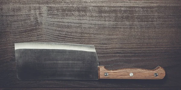 Faca de cozinha na mesa de madeira marrom — Fotografia de Stock