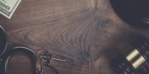 手錠の小槌と木製の背景上でお金 — ストック写真