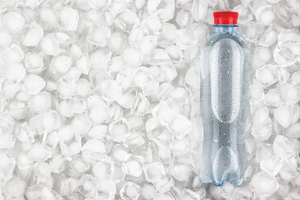 Studená plastovou láhev s vodou — Stock fotografie