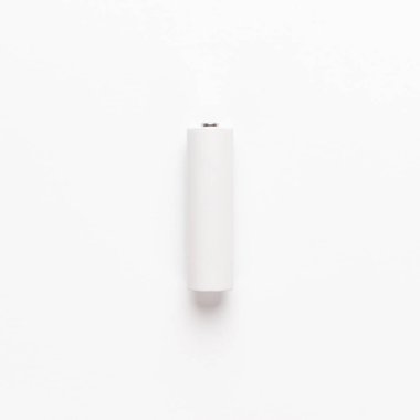 Değil izole beyaz arka plan üzerinde AA batarya