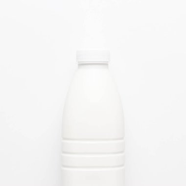 Beyaz arka planda bir şişe süt