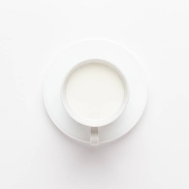 süt beyaz zemin üzerine bir fincan