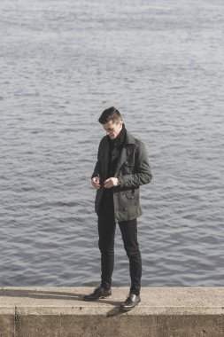 yakışıklı delikanlı elinde güneş gözlüklü