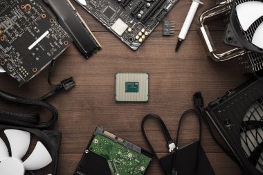 CPU ve diğer bilgisayar parçaları masada