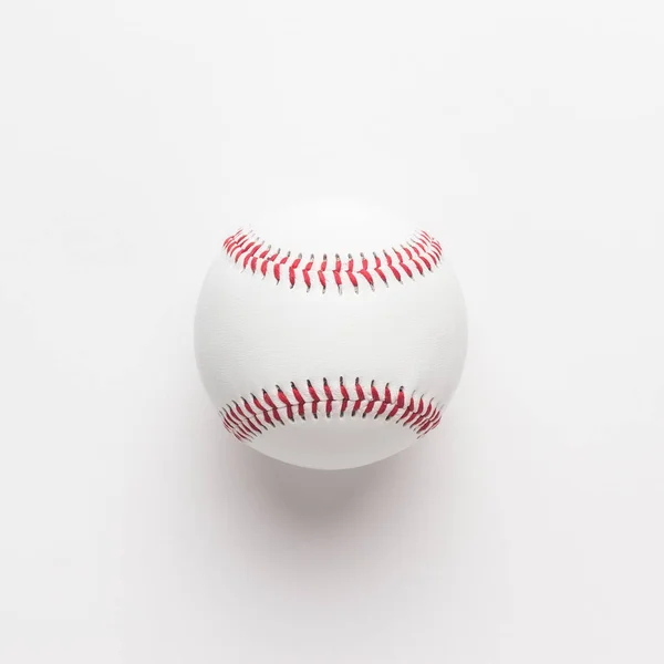Бейсбольний м'яч на білому тлі — стокове фото