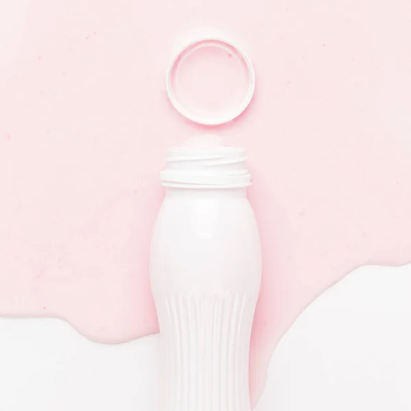Bottiglia di yogurt rosa versato — Foto Stock