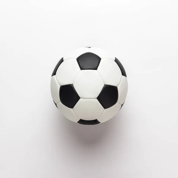 Футбольний м'яч на білому фоні — стокове фото