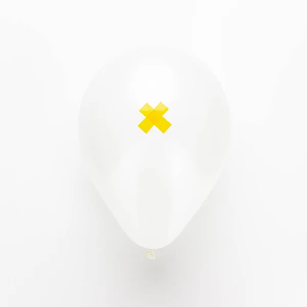 Léggömb rajta fehér háttér sárga kereszt — Stock Fotó