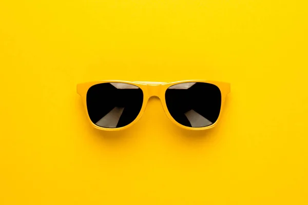 Estudio disparo de gafas de sol amarillas —  Fotos de Stock