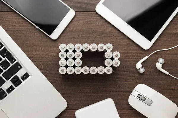 Conceptuele afbeelding van batterij lading niveau pictogram en mobiele apparaten — Stockfoto