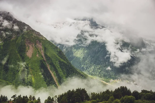 Montañas con hierba verde y cielo tormentoso —  Fotos de Stock