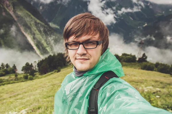 Man in glazen selfie te nemen in de bergen — Stockfoto