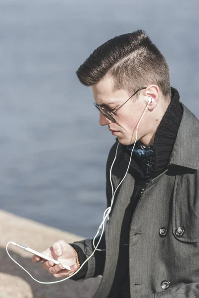 Joven guapo escuchando música —  Fotos de Stock