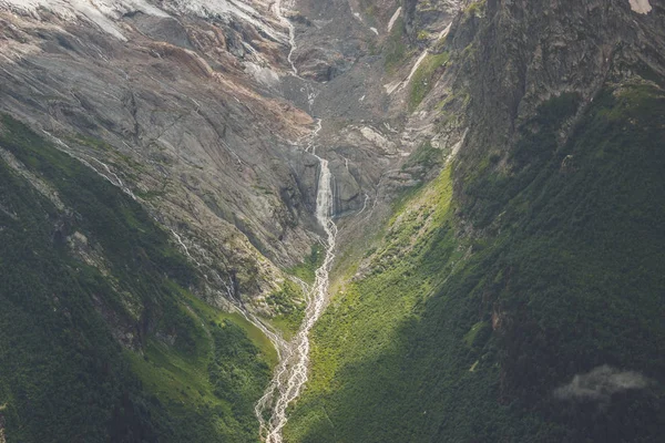 Río de montaña después de lluvia de verano pesada — Foto de Stock
