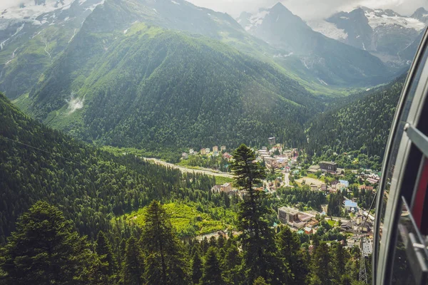 Visa från linbanan stuga i bergen — Stockfoto