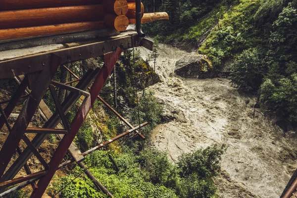 Mountain river efter tunga sommarregn — Stockfoto