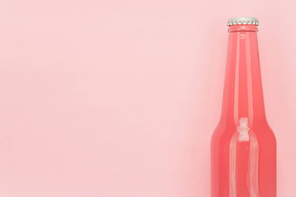 стеклянная бутылка розового сладкого напитка

