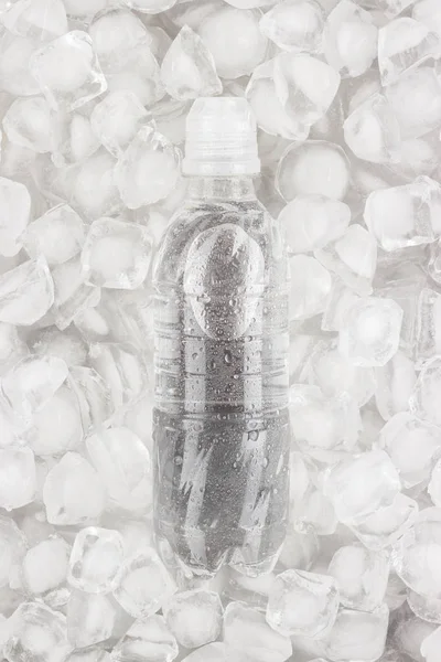 Kallt vatten plastflaska — Stockfoto