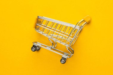 sarı arka plan üzerinde alışveriş arabası