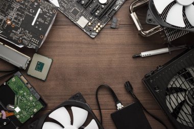 CPU ve diğer bilgisayar parçaları masada