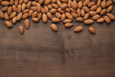 Tablo arka plan üzerinde badem tohumları