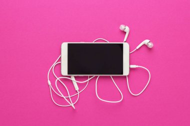 Beyaz geri Eflatun Smartphone'da stüdyo çekim