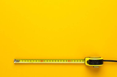Sarı zemin üzerine şerit metre