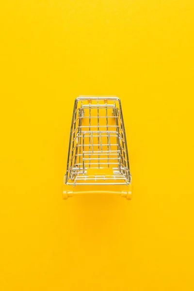 Vista dall'alto del carrello della spesa su giallo — Foto Stock