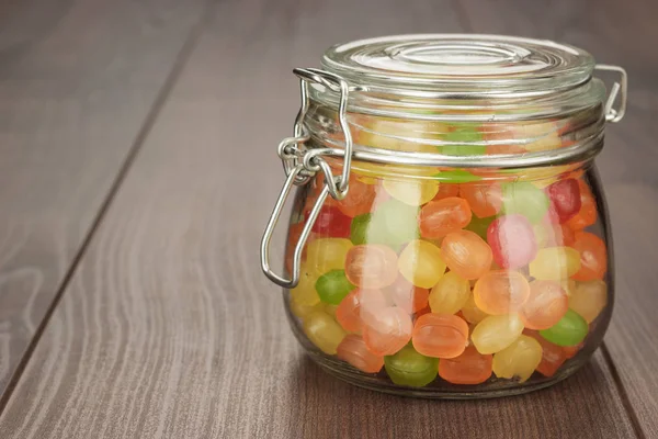 Pot en verre plein de bonbons colorés — Photo