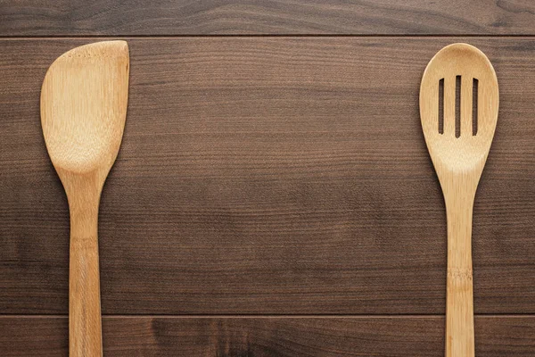 Écumoire et spatule en bois sur la table — Photo