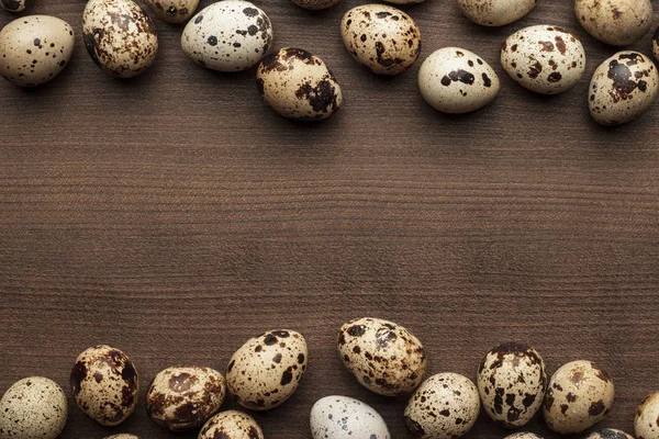 Ovos de codorna na mesa de madeira marrom — Fotografia de Stock