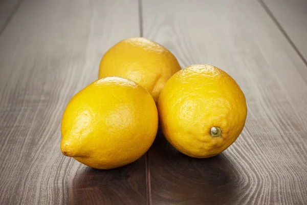 Limones frescos en la mesa de madera —  Fotos de Stock