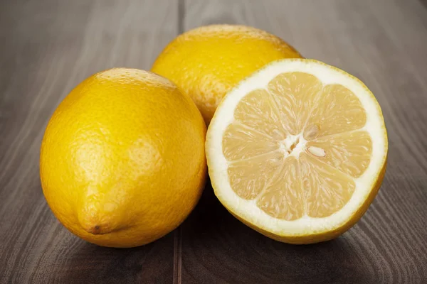 Limones frescos en la mesa de madera — Foto de Stock