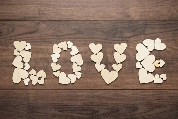 Слово любов, зроблене дерев'яними серцями — стокове фото